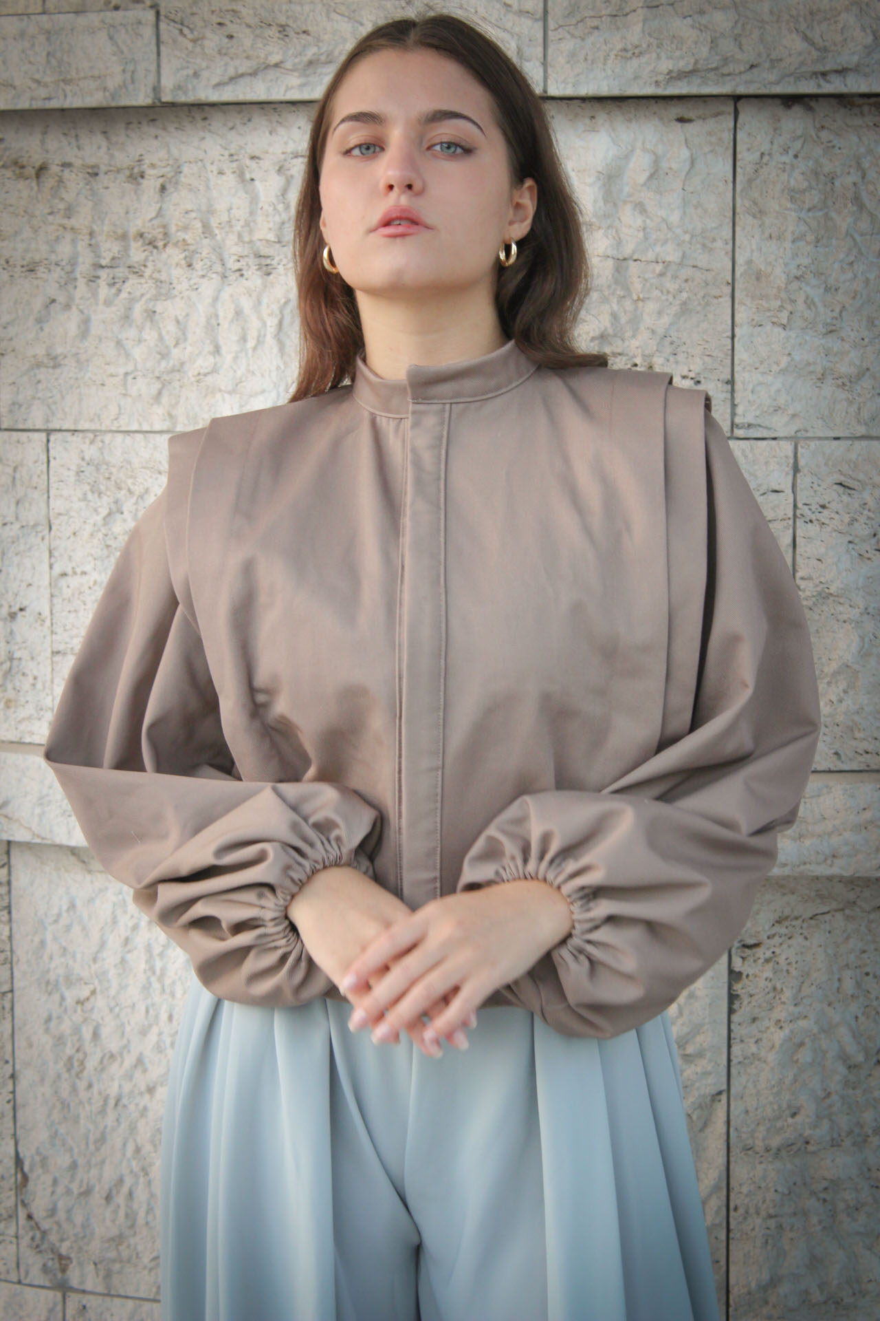 bunda, bundička, juliana brnakova, juliána brnáková, strieborná, sivá, nohavice, dizajnová, dizajnova, udrzatelna, udržateľná,