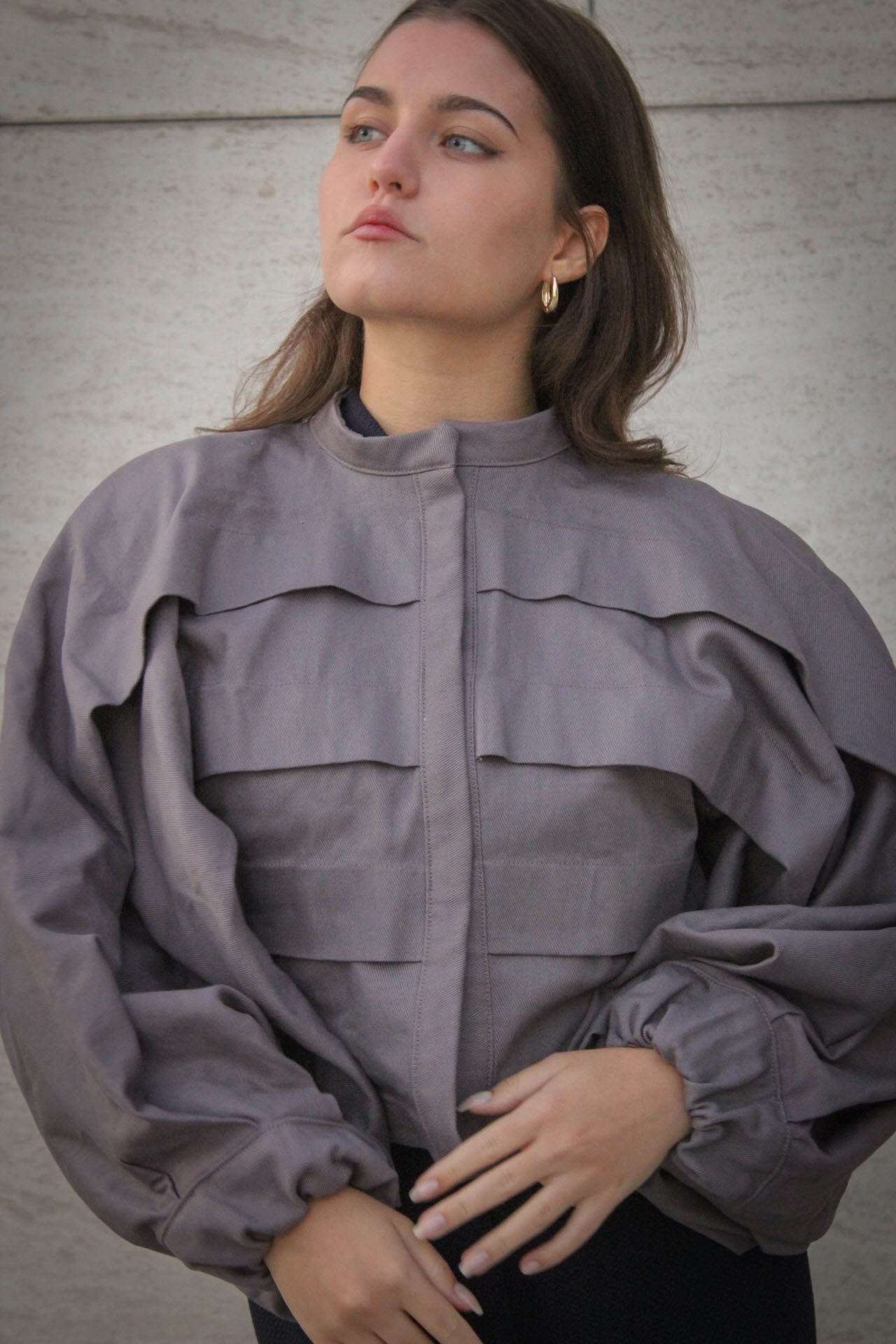 bunda, bundička, juliana brnakova, juliána brnáková, strieborná, sivá, nohavice, dizajnová, dizajnova, udrzatelna, udržateľná,