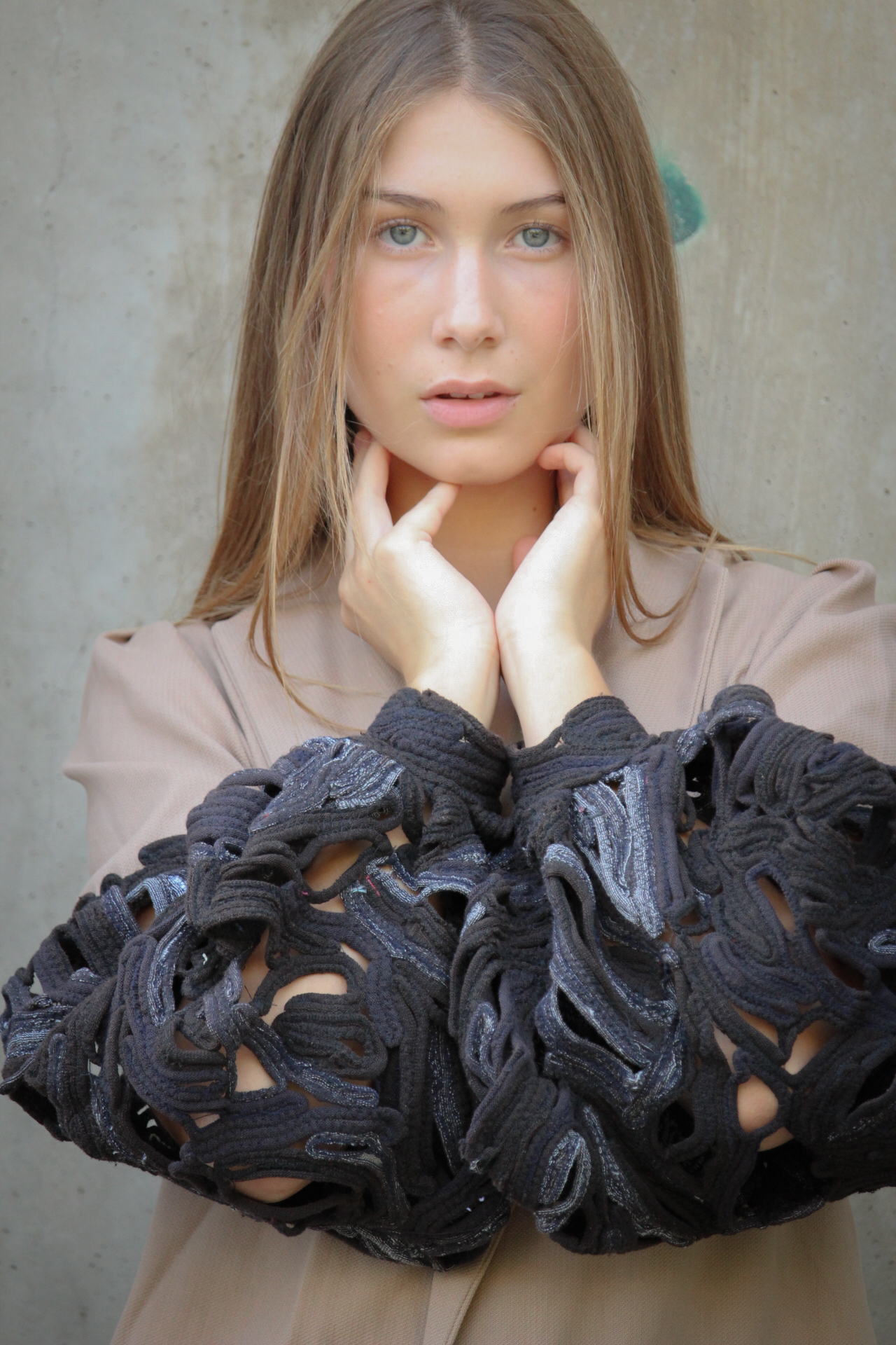 bunda, bundička, juliana brnakova, juliána brnáková, strieborná, sivá, nohavice, dizajnová, dizajnova, udrzatelna, udržateľná,