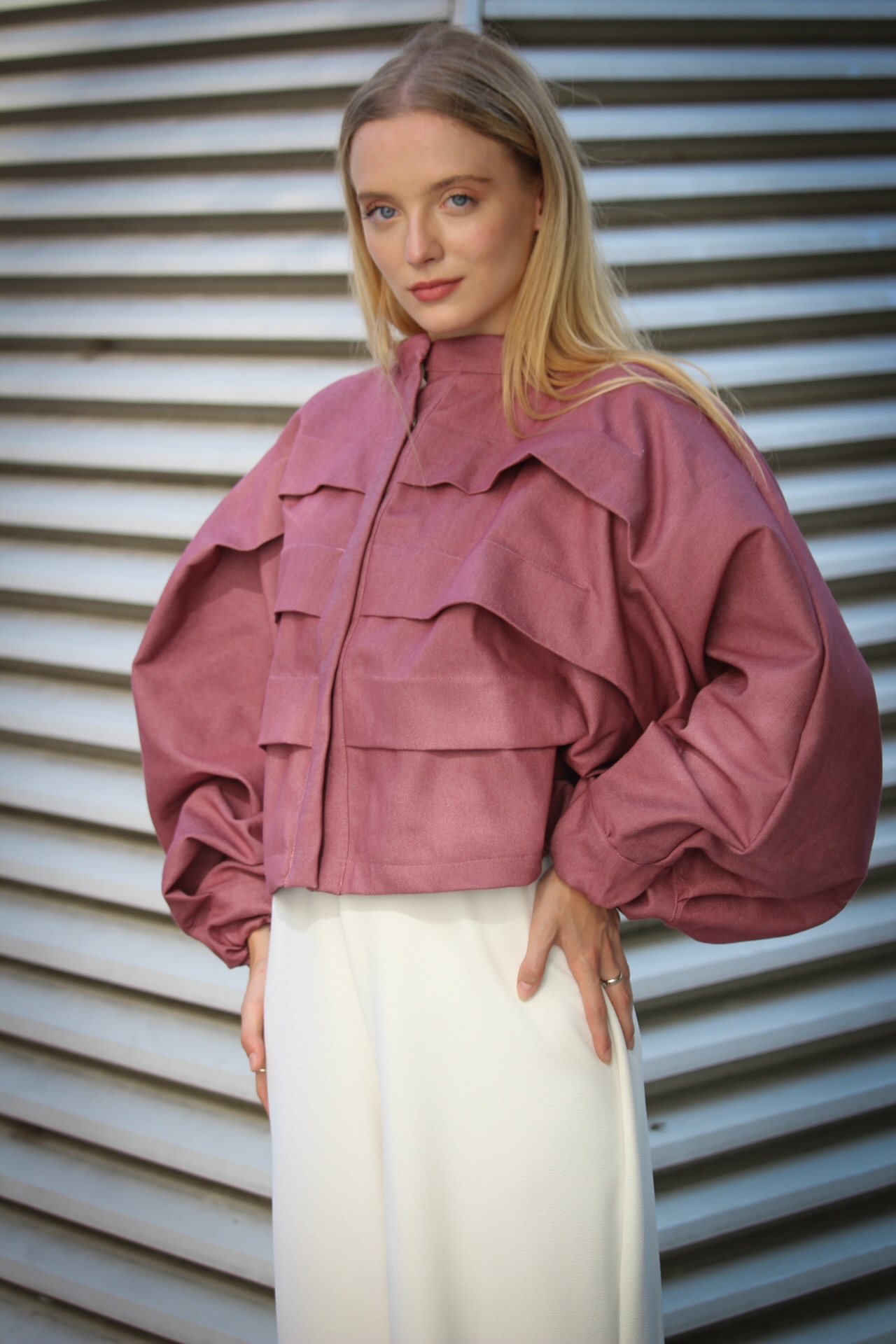bunda, bundička, juliana brnakova, juliána brnáková, strieborná, sivá, nohavice, dizajnová, dizajnova, udrzatelna, udržateľná,