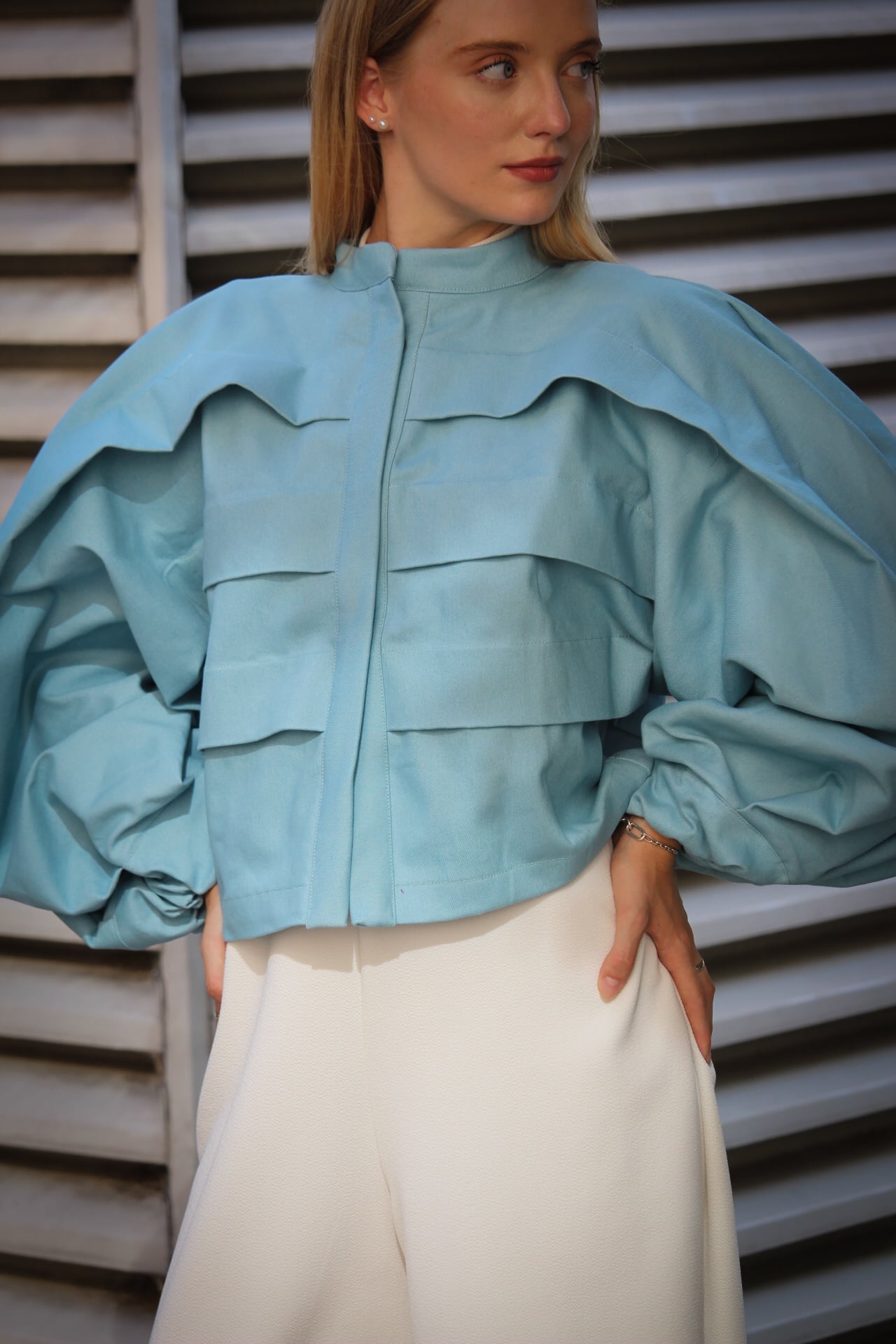 bunda, bundička, juliana brnakova, juliána brnáková, strieborná, sivá, nohavice, dizajnová, dizajnova, udrzatelna, udržateľná,