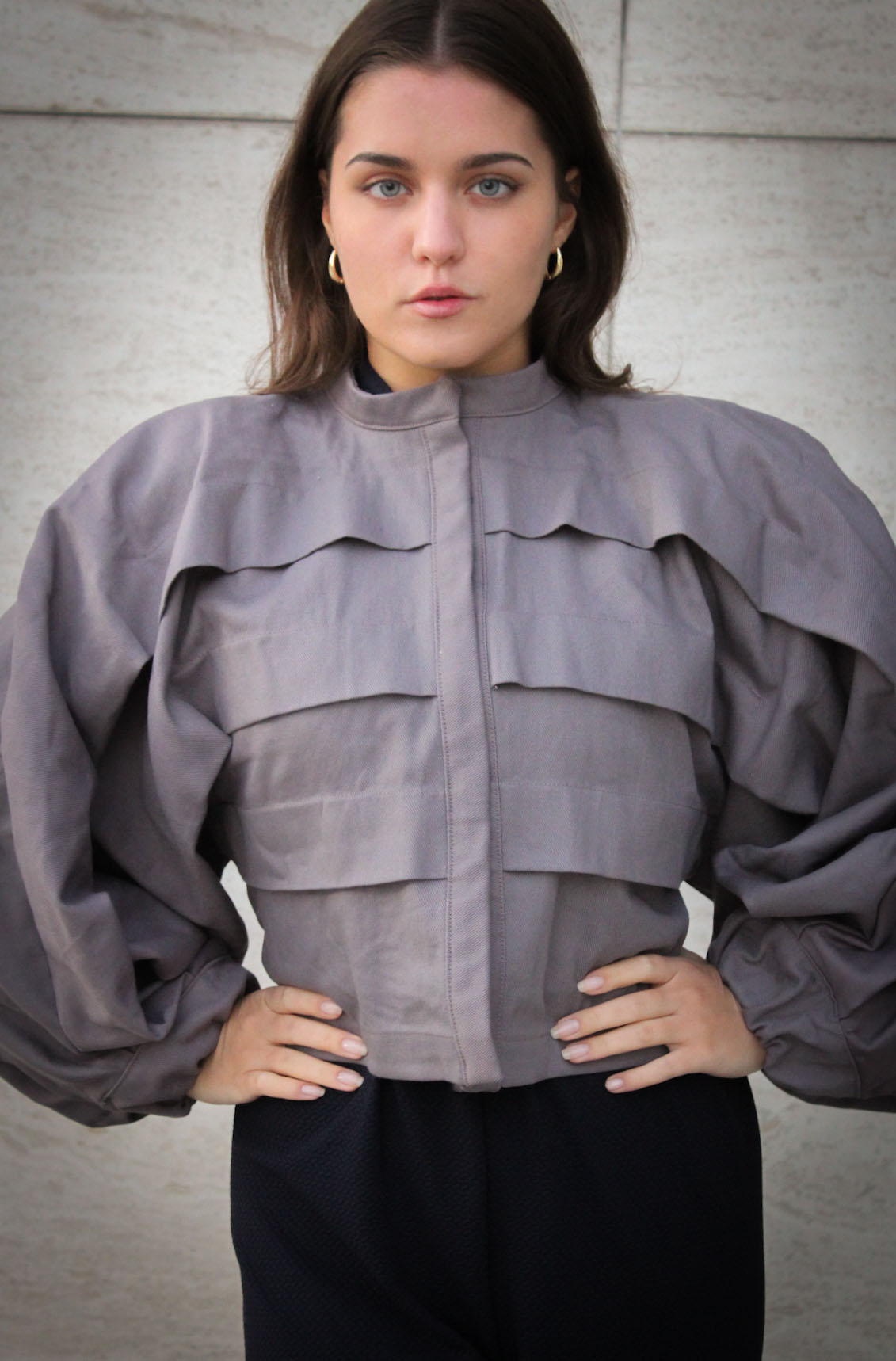 bunda, bundička, juliana brnakova, juliána brnáková, strieborná, sivá, nohavice, dizajnová, dizajnova, udrzatelna, udržateľná,
