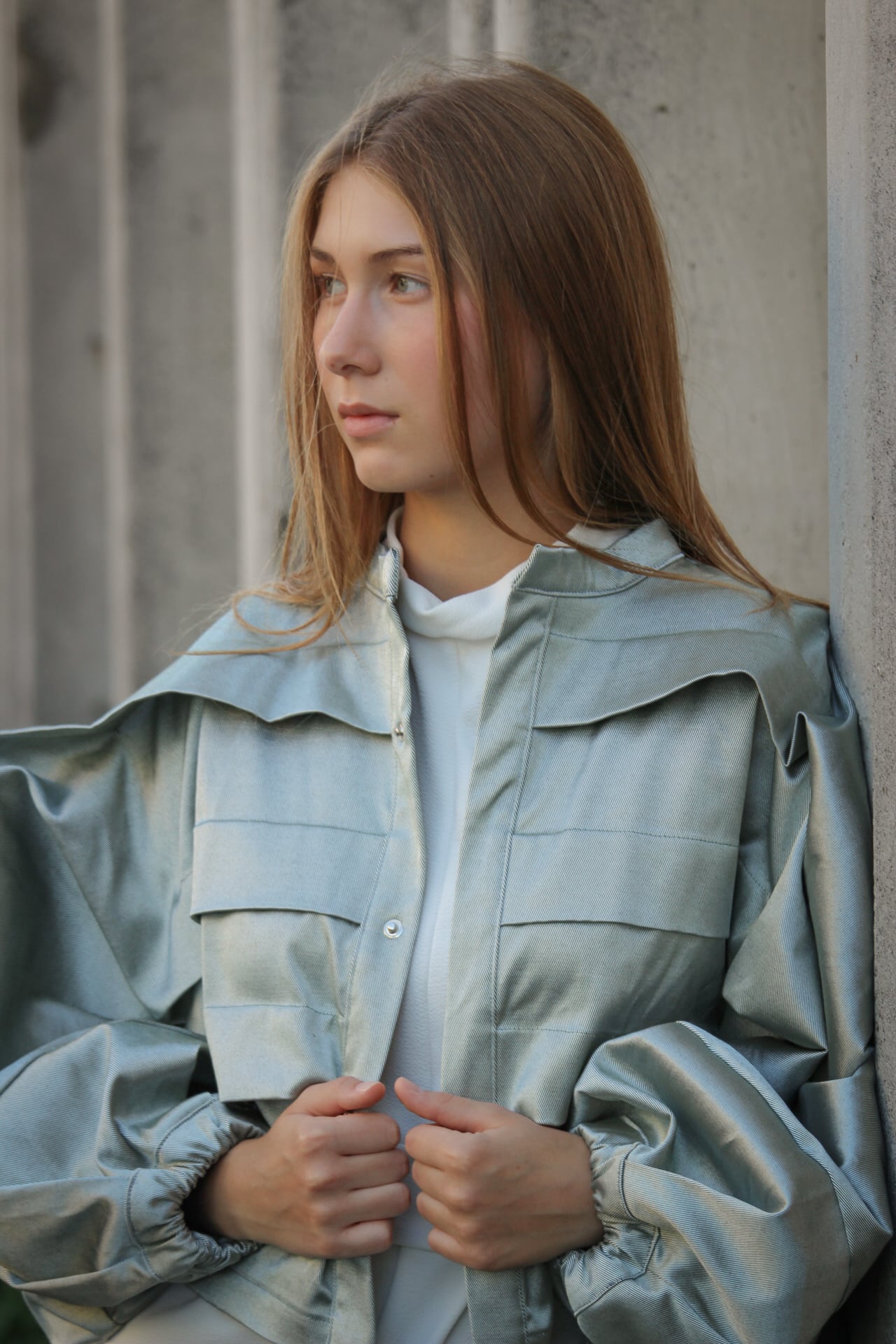 bunda, bundička, juliana brnakova, juliána brnáková, strieborná, sivá, nohavice, dizajnová, dizajnova, udrzatelna, udržateľná,
