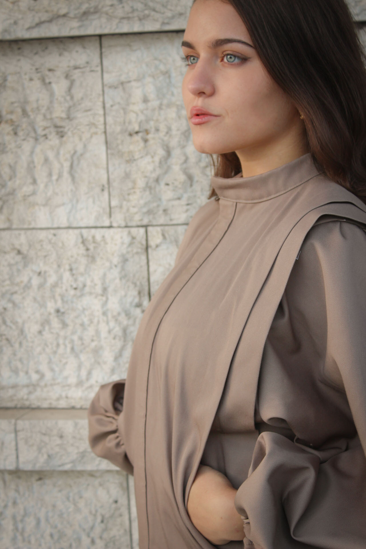 bunda, bundička, juliana brnakova, juliána brnáková, strieborná, sivá, nohavice, dizajnová, dizajnova, udrzatelna, udržateľná,