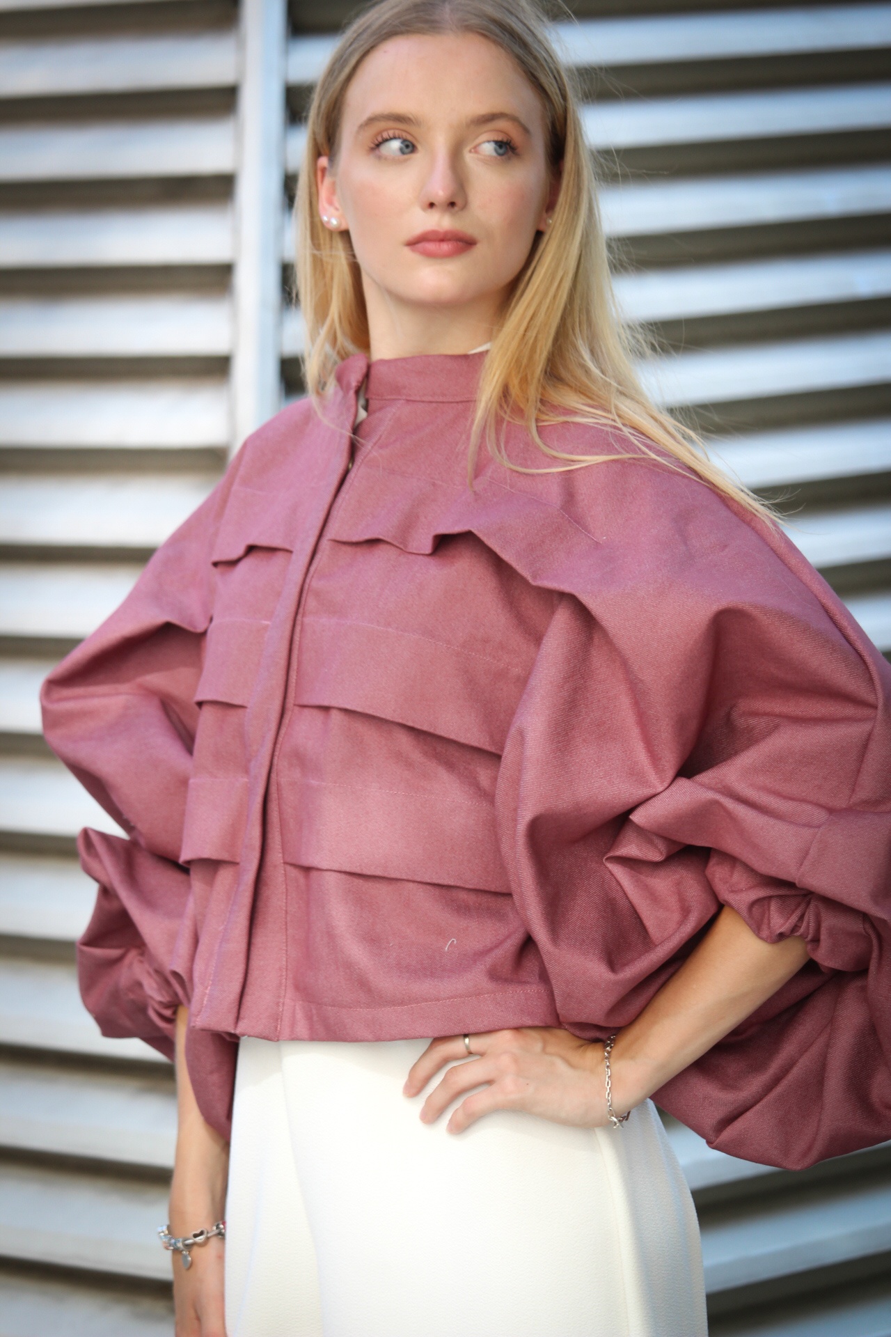 bunda, bundička, juliana brnakova, juliána brnáková, strieborná, sivá, nohavice, dizajnová, dizajnova, udrzatelna, udržateľná,